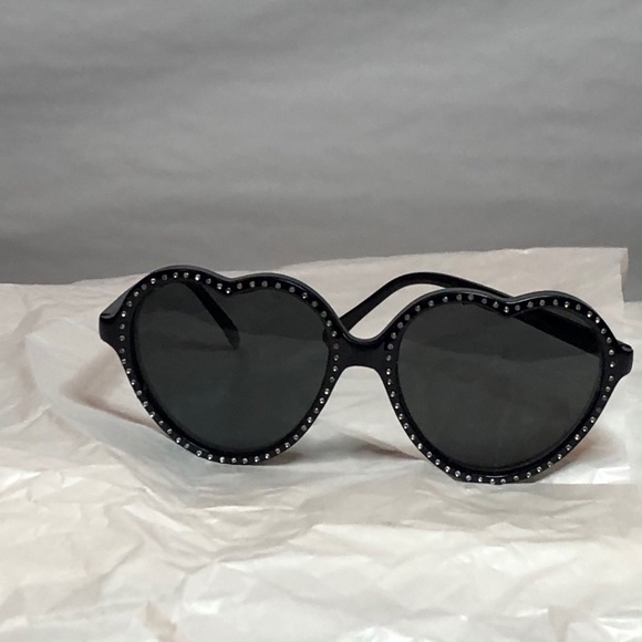 Amazing rhinestone & black heart sunglasses 🖤 - Picture 4 of 4